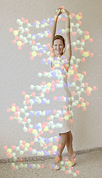 Dansende kvinne i en "DNA-spiral-sky"