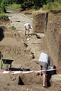 B�arkeologrygger under utgraving av helle-vei