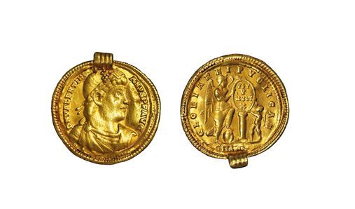 Se tolv av de mest spennende myntene ved å bruke piltastene til venstre og høyre.
ROMERRIKET: Romerske keisere delte gjerne ut gullmedaljonger til allierte. Denne medaljongen ble funnet i en vikinggrav på Lista i Vest-Agder i 1867.
&amp;#160;