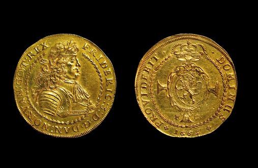 Se tolv av de mest spennende myntene ved å bruke piltastene til venstre og høyre.
STØRSTE NORSKE: Kong Frederik III (1648–70) pryder denne portugaløseren, fremstilt på myntverkstedet i Christiania. Mynten inneholder 35 gram rent gull og er den største norske gullmynten som noensinne er laget.